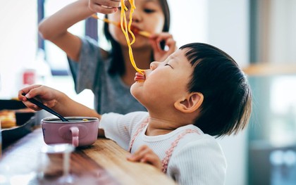 4 sai lầm chí mạng trên bàn ăn khiến đứa trẻ lớn lên chỉ biết sống hưởng thụ