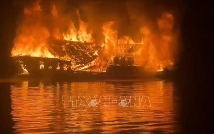 Cháy tàu du lịch trên vịnh Hạ Long