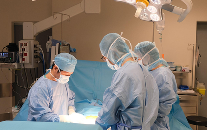 Lần đầu tại Việt Nam: Bác sĩ phẫu thuật thành công cho bệnh nhân nước ngoài mắc bệnh siêu hiếm, 7 năm ''ăn vào là nôn ra''