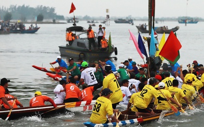 Lật thuyền khi xem đua ghe ở Huế, hai mẹ con tử nạn