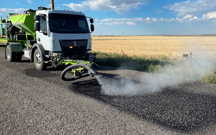 Phát hiện đội xe tải lạ nặng 15 tấn, dùng công nghệ cao vá ổ gà chỉ trong 2 phút, nhanh gấp 7 lần bình thường