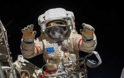 Vì sao nhiều phi hành gia bị rụng hết móng tay khi đi ra ngoài vũ trụ?