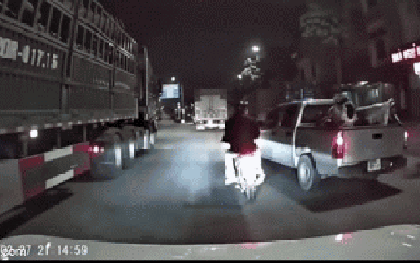 Ô tô chèn ép làm xe máy chở trẻ em ngã ra đường, sát gầm xe tải: Công an vào cuộc