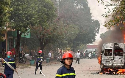 Xe ô tô 16 chỗ đang lưu thông trên phố đông người bất ngờ bốc cháy ngùn ngụt