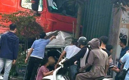 Xe đầu kéo va chạm ô tô con rồi lao lên vỉa hè tông chết người ngồi bên đường