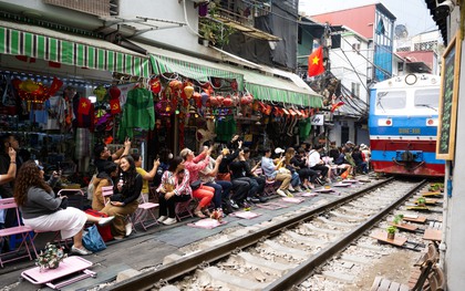 Cà phê đường tàu Khâm Thiên: Kiểm tra buổi sáng, buổi chiều khách đã ngồi kín, háo hức chờ nhặt nắp chai cán bẹp