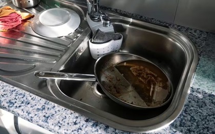 Chảo sạch như mới khi được vệ sinh bằng cách này: Không cần chà xát