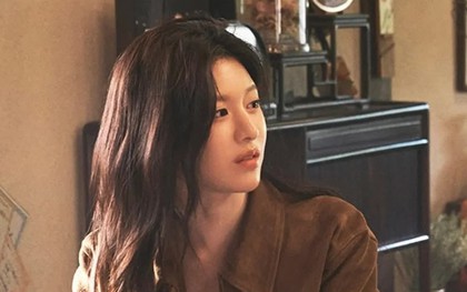 Đang tập văn nghệ cuối năm mà đồng nghiệp cứ dán mắt vào điện thoại, nữ nhân viên EQ cao nói một câu khiến đối phương vội xin lỗi