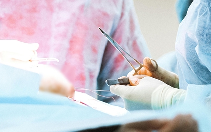 Ung thư có nên phẫu thuật không? Chuyên gia đính chính sai lầm về dao kéo