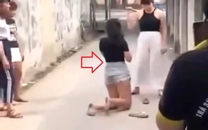 Bé gái bị vây đánh "hội đồng" tàn nhẫn trong hẻm ở TPHCM