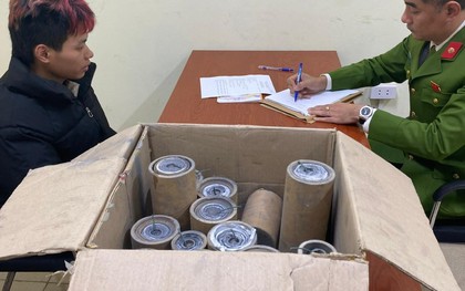 Phát hiện thanh niên SN 2008 ôm hộp carton khả nghi ngồi đầu ngõ, công an lập tức kiểm tra hé lộ nhiều khối hình trụ bí ẩn