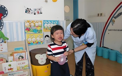 Bé gái 4 tuổi đi học mầm non nhưng nhà trường khuyên nên nghỉ học, người mẹ tìm giáo viên hỏi cho ra lẽ rồi chết sững