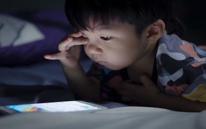 Cháu khóc là ông bà cho xem điện thoại, bé trai 3 tuổi cận thị tới 400 độ