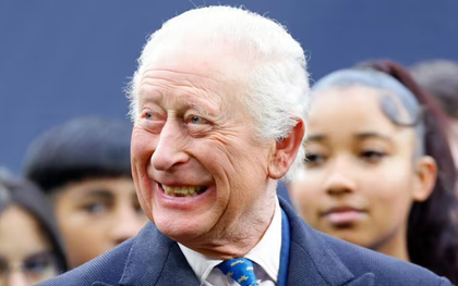 Lý do kỳ quặc khiến Vua Charles đi đâu cũng phải có 6 hũ mật ong và giai thoại về 2 quả mận ngâm