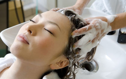 Vì sao dịch vụ gội đầu Việt Nam gây sốt mạng Trung Quốc, thành đặc sản du lịch?