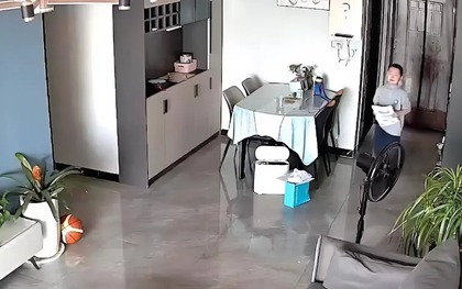 Xem lại camera giám sát, người mẹ tan nát cõi lòng vì tiếng gọi của con