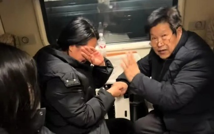 Bất ngờ gặp lại cô học trò 20 năm trước, câu đầu tiên người thầy 71 tuổi thốt lên gây bão mạng xã hội, ai xem cũng khóc!