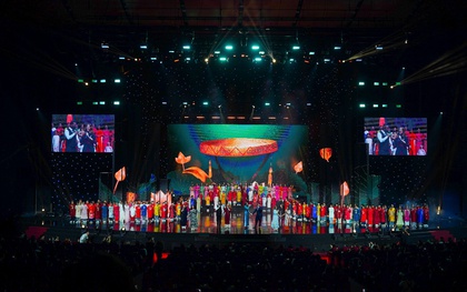 Giáo viên nước ngoài hát dân ca Việt trong lễ kỷ niệm 20 năm một trường học tại Hà Nội