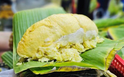 Vợ chồng trẻ bán món xôi lạ, khách chen chân bốc số chờ mua