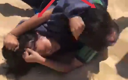 2 nữ sinh lớp 9 đánh nhau, công an xuất hiện kịp thời, động viên ôm nhau làm hòa