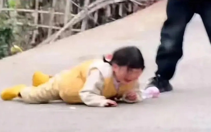 Bí mật sau bức ảnh bé gái ngã khiến cặp cha mẹ nổi tiếng bị chỉ trích!