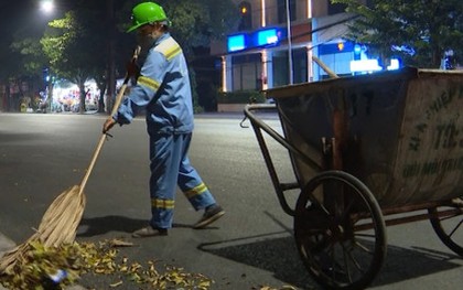 Nữ công nhân môi trường đang làm việc thì nhặt được sổ tiết kiệm 1,4 tỷ đồng đang nằm chơ vơ, công an vào cuộc truy tìm chủ nhân