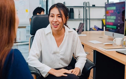 Nhà tuyển dụng hỏi khó: Nếu phát hiện chồng sếp ngoại tình, bạn xử lý như nào?, cô gái trẻ trả lời 1 câu thể hiện EQ cao vút!