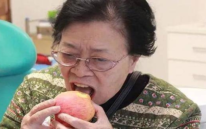 Người phụ nữ 50 tuổi kiên trì đánh răng bằng nước muối: Sau 1 năm, kết quả khám răng khiến cả nhà giật mình