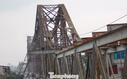 Cầu Long Biên cấm tàu hỏa, hành khách đi lại ra sao?