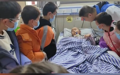 Cậu bé 8 tuổi tỉnh lại sau 55 ngày hôn mê nhờ tiếng gọi của bạn học