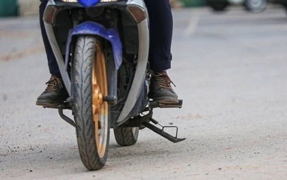 Mức phạt cao nhất khi đi xe máy mà không gạt chân chống