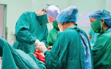 Cứu sống sản phụ rau bong non nguy kịch và bé sơ sinh chỉ 700g