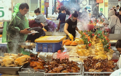 Ngày 22 tháng Chạp: Chợ Hàng Bè đông không lối thoát bất chấp mưa rét, "điểm nóng" vẫn là khu hàng gà luộc!