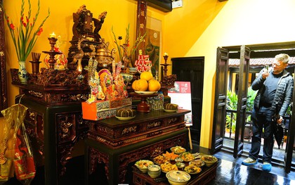 Khách Tây thích thú mâm cỗ cúng ông Công ông Táo 'chuẩn vị' Hà thành
