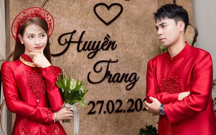 Ảnh nét căng: MC Mù Tạt đeo vàng nặng trĩu lên xe hoa cùng tuyển thủ Đức Huy,"nắn chồng" cực gắt ngay đêm tân hôn