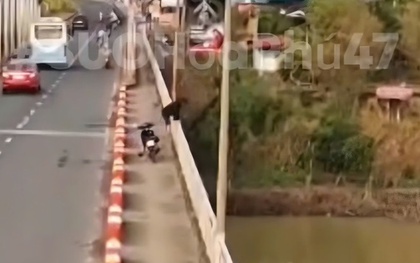 CLIP: Camera ghi lại cảnh nam thanh niên nhảy sông mất tích