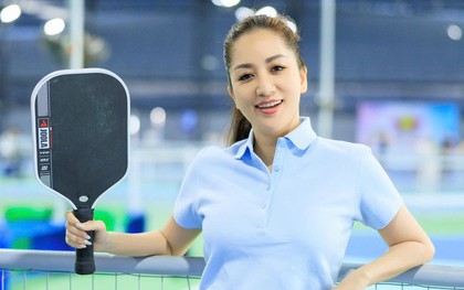 Hết lời khen ngợi Khánh Thi trên sân pickleball, mẹ 3 con lên đồ "hack" tuổi cực đỉnh
