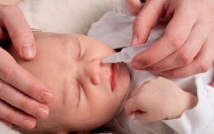 Có nên rửa mũi cho bé hằng ngày để phòng bệnh?