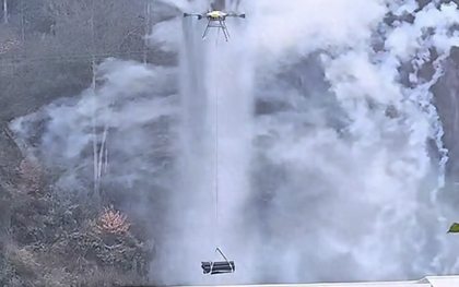 Đám tang thời “công nghệ”: 1 gia đình chi hơn 38 triệu đồng thuê máy bay không người lái bê quan tài nặng 460kg lên núi an táng