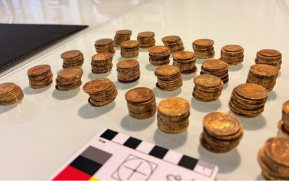 Đào móng ngôi nhà cổ, phát hiện kho báu chứa hơn 400 đồng tiền vàng