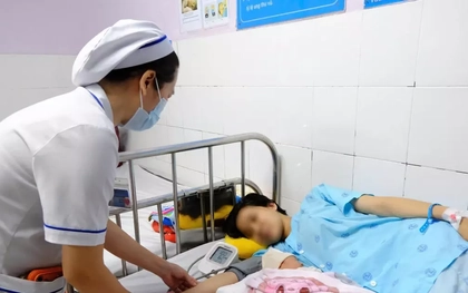 Cứu mẹ con thai phụ bị sốc phản vệ sau khi ăn ốc ở TPHCM