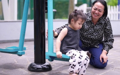 Hạnh phúc của người phụ nữ 50 tuổi tưởng phải xin trứng để làm mẹ: Sau 20 năm, căn nhà nhỏ lại vang lên tiếng cười trẻ thơ