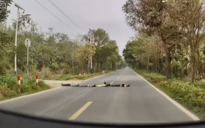 4 đứa trẻ nằm lỳ giữa đường giả làm gờ giảm tốc khiến tài xế thót tim