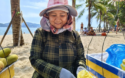 Gặp người bán trái cây ở Nha Trang có lời rao thành bài hát ‘viral’ toàn cầu