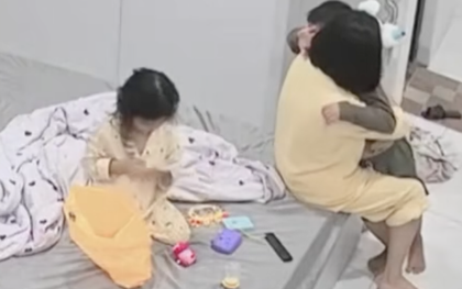 Cậu bé bật khóc vì nhớ bố đã khuất, cái ôm của mẹ kế khiến dân mạng rơi lệ