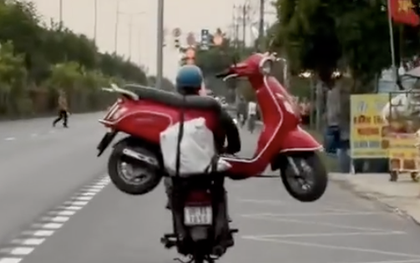 Truy tìm người đàn ông lái xe máy chở theo xe máy ở TPHCM