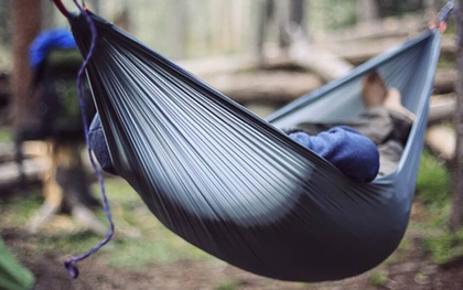 Nằm võng ăn bánh theo cách lạ, nam sinh khiến cộng đồng mạng thót tim