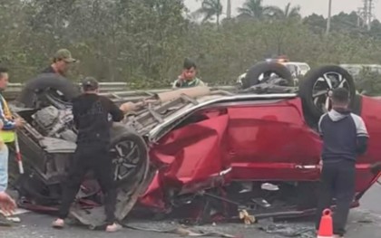 Ô tô con lật úp, biến dạng sau va chạm với xe đầu kéo trên cao tốc