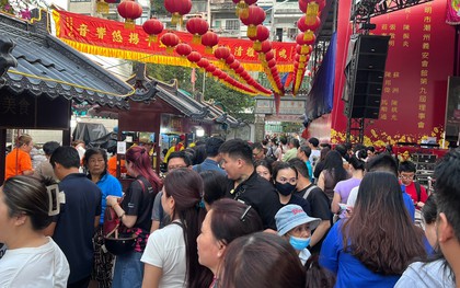 Xếp hàng chờ cả tiếng đồng hồ ăn đậu hũ vàng bán 'mỗi năm một lần'