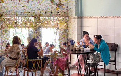 "Rớt đũa có ngay đôi mới, ăn bún đậu xe máy đã dắt sẵn quay đầu" - TP.HCM làm dịch vụ tinh tế cỡ này!